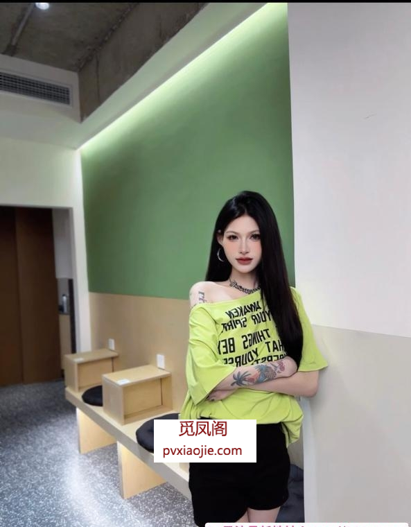 高挑纹身女菜菜