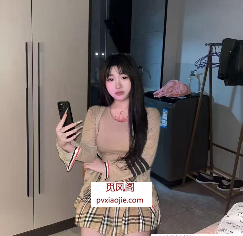 wt三点粉白虎嫩妹