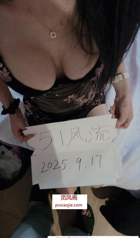 礼嘉肤白大胸少妇