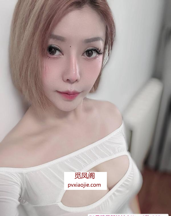 短发气质美女