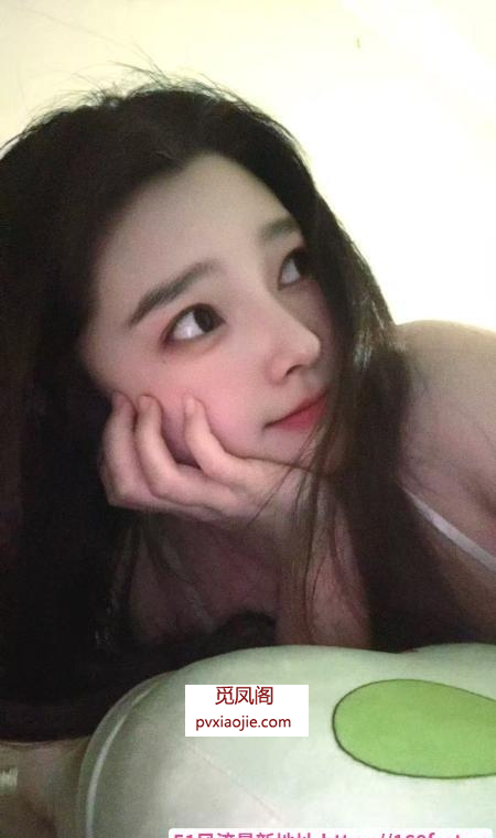 冷白皮大胸长腿美女