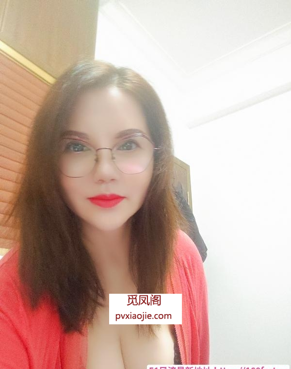 戴眼镜美少妇